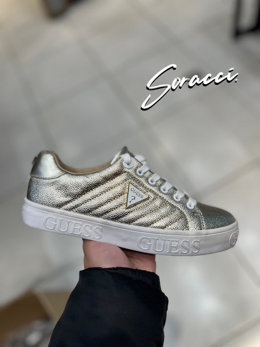 Zapatilla dorada guess dama